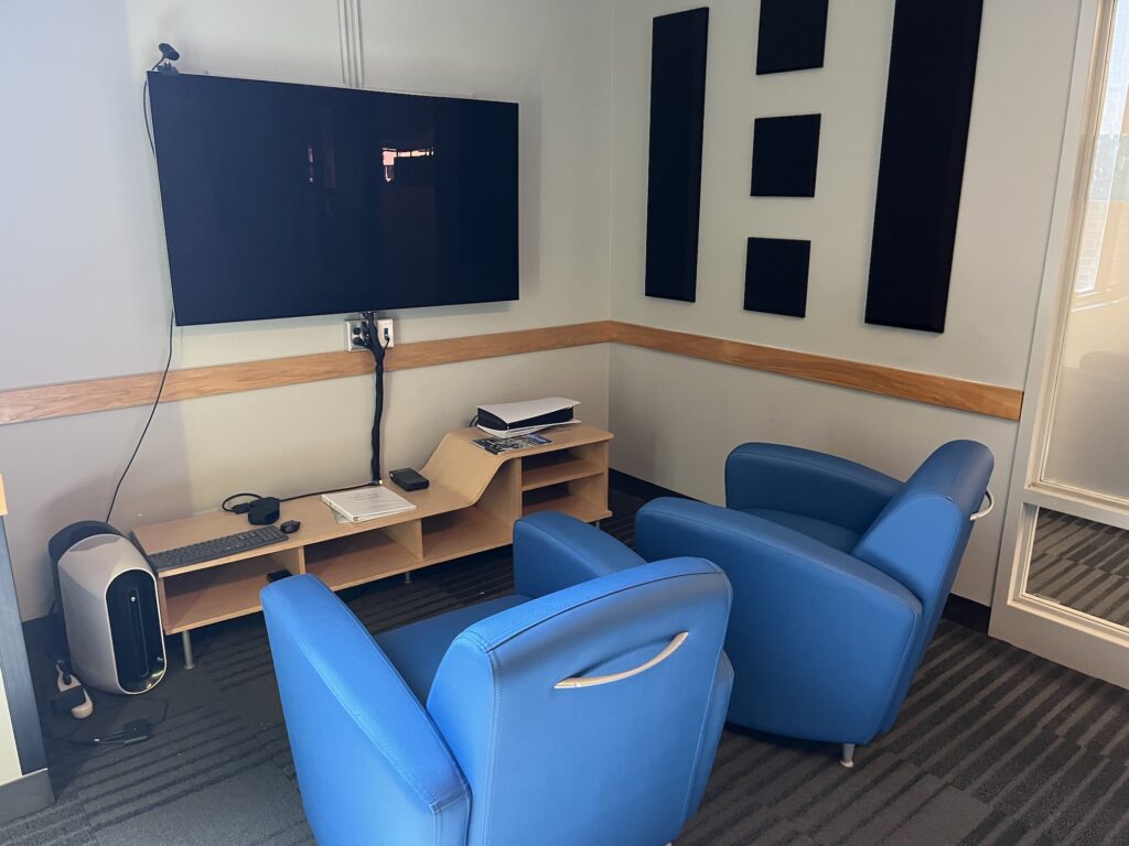 Two blue chairs inside of the virtual reality and gaming room at the Georgia State University Library.